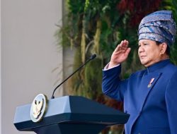 Makna Filosofis Tanjak Melayu, Pakaian Adat Prabowo saat Upacara Penurunan Bendera di Istana