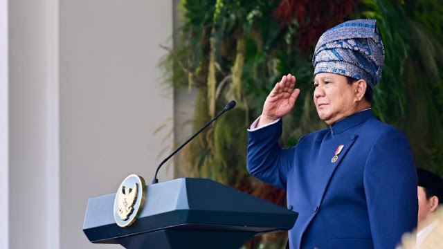 Makna Filosofis Tanjak Melayu, Pakaian Adat Prabowo saat Upacara Penurunan Bendera di Istana