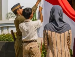 Siapa Sosok Berhijab di Momen Pengibaran Sang Saka Merah Putih 1945?