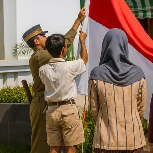 Siapa Sosok Berhijab di Momen Pengibaran Sang Saka Merah Putih 1945?
