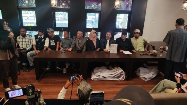 UGM Batalkan Sewa Gedung Rilis Buku Roy Suryo cs Tentang Jokowi, Ini Alasannya!