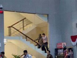 Tiba di KPK Usai Dijemput Paksa, Tersangka Kasus IUP Kaltim Rudy Ong Tutup Muka Hingga Merangkak