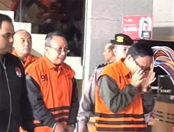 Pakai Rompi KPK, Immanuel Ebenezer Menangis saat Pertama Kali Muncul ke Publik