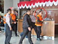 Memelas! Pakai Rompi Oranye, Wamenaker Noel Nangis Ditahan KPK Usai Terjaring OTT