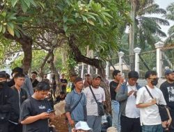 Massa Demo 25 Agustus Mulai Padati Gedung DPR, Polisi Pasang Barikade Beton