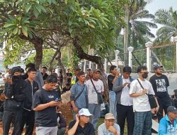 Massa Demo 25 Agustus Mulai Padati DPR, Polisi Pasang Barikade Beton
