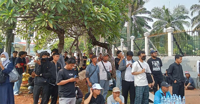 Massa Demo 25 Agustus Mulai Padati DPR, Polisi Pasang Barikade Beton