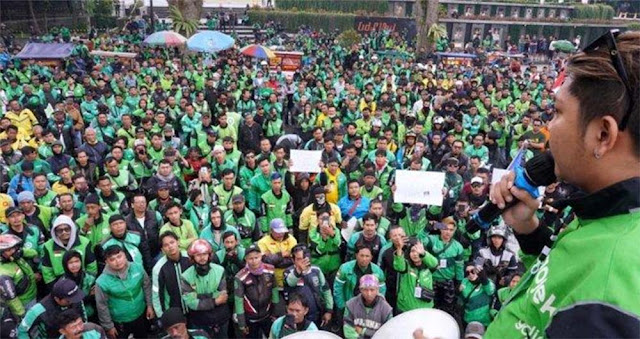 Driver Ojol Ikut Demo Revolusi Rakyat Indonesia di DPR RI: Kita Sengsara Gaji Mereka Naik Terus