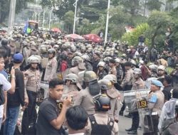 Mendadak Mundur Teratur: Kedatangan Mobil Komando Mahasiswa Bikin Polisi Ganti Strategi di Depan DPR