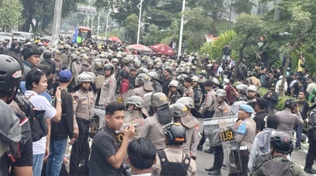 Mendadak Mundur Teratur: Kedatangan Mobil Komando Mahasiswa Bikin Polisi Ganti Strategi di Depan DPR