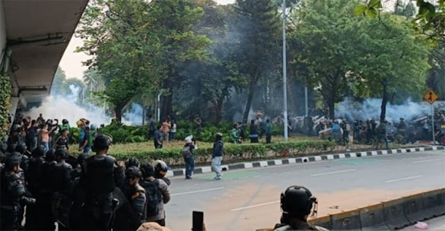 Demo 25 Agustus di DPR Makin Mencekam! Dihujani Batu Anak STM, Polisi Balas Tembak Gas Air Mata