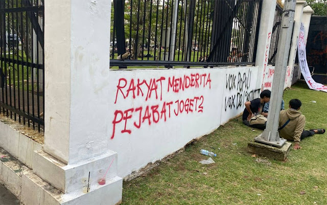 Massa Aksi Bubar Tinggalkan Vandalisme di Tembok DPR: Rakyat Menderita Pejabat Joget