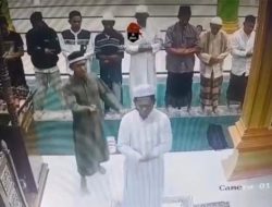 Detik-Detik Imam Salat Subuh Ditikam di Masjid Baiturrahman Morowali Terekam CCTV