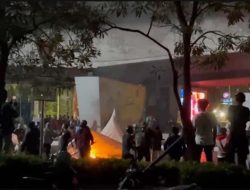 Demo di DPR Berakhir Ricuh, Pos Polisi di Slipi Dirusak Massa, Tenda Aparat Dibakar