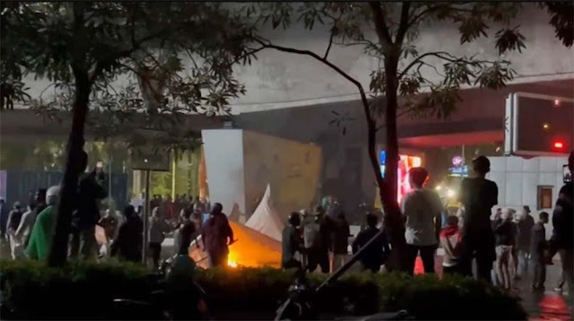 Demo di DPR Berakhir Ricuh, Pos Polisi di Slipi Dirusak Massa, Tenda Aparat Dibakar