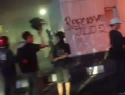 Ratusan Demonstran Masih Bertahan dan Kuasai Kawasan Slipi, Polisi Tak Berani Mendekat