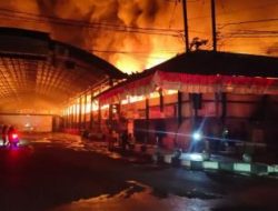 Pasar Atas Payakumbuh Terbakar, Pedagang Panik Selamatkan Barang-Barang