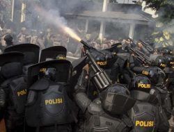 MOMEN Gas Air Mata Berbalik Arah ke Polisi, Respons Publik: The Real Angin Tidak Punya KTP!
