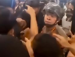 Polisi Sweeping Pedemo Sampai Masuk Resto Mie Gacoan, Gak Jadi Ditangkap Usai Diselamatkan Pengunjung