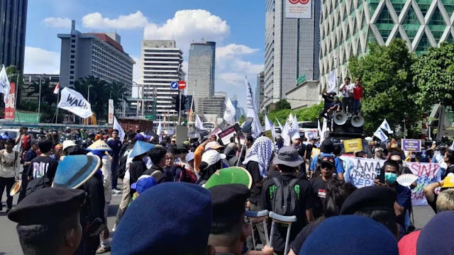 Massa Aksi Demo Buruh Mulai Bergerak ke Kawasan Patung Kuda