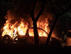 8 Mobil Polisi Dibakar Massa Usai Ojol Dilindas hingga Tewas