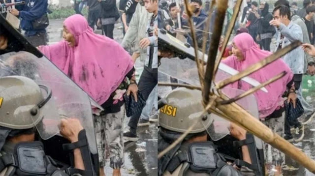 Viral Emak-emak Jilbab Pink Tantang Aparat di Demo DPR, Pulang Cuma Senyum Ditanya Anaknya