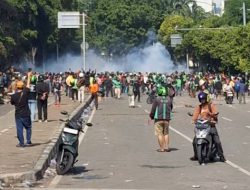 Pertahanan Tembus, Massa Ojol Kembali Kepung Mako Brimob: Lempar Batu hingga Petasan ke Aparat
