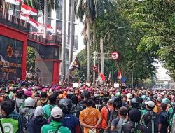 Massa Kembali Geruduk Mako Brimob Kwitang, Lempar Batu hingga Petasan ke Aparat