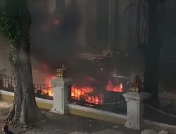 Demo di Depan Gedung Grahadi Surabaya: 12 Motor Dibakar, Dibalas Water Cannon