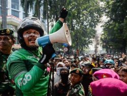 Pertahanan Tembus, Massa Ojol Kembali Kepung Mako Brimob