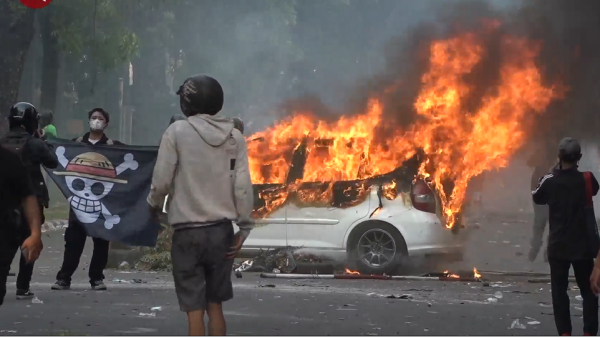 Mobil Honda Jazz Dibakar Massa di Depan Markas Brimob Polda Metro Jaya, Diduga Milik Polisi