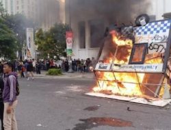 Demo Ricuh di Medan, Massa Bakar Pos Polisi di Jalan Balai Kota