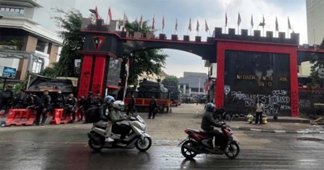 Situasi Terkini Usai Diserbu Massa: Logo Mako Brimob PMJ jadi Markas Pembunuh