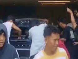 Rumah Ahmad Sahroni Diobrak-abrik Massa