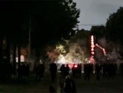 Massa Menggila Rusak Gedung, Brimob Mulai Maju dengan Gas Air Mata