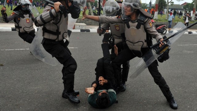 BRUTAL! Arogansi Polisi Amankan Demo Jakarta: Baru Selesai Makan Warga Dihajar-Dihantam Laras Panjang