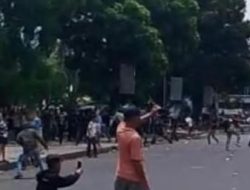 Demo di DPRD OKU Ricuh, Massa Lempari Polisi Pakai Batu Dibalas Water Cannon
