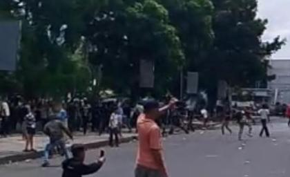 Demo di DPRD OKU Ricuh, Massa Lempari Polisi Pakai Batu Dibalas Water Cannon