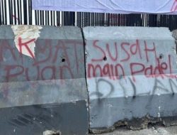 Rakyat Susah, Puan Main Padel, Sisa Amarah Demo Ricuh Terpampang di Dinding Gedung DPR