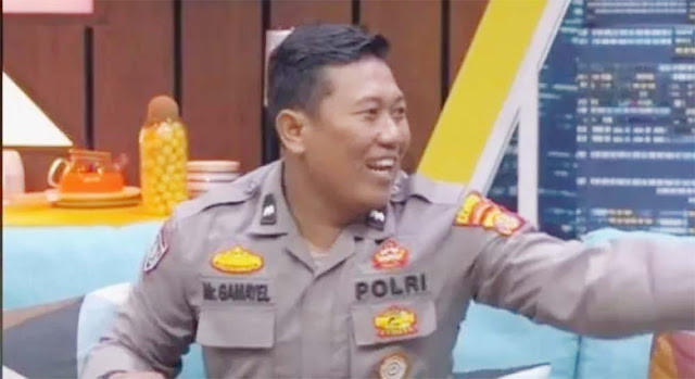 Lawan Arus, Komika Polisi Ini Bawa Keluarganya Ikut Demo Tuntut Anggota DPR