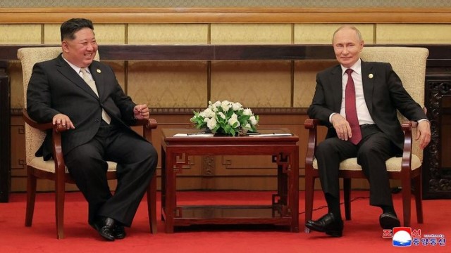 VIRAL Korut Bersihkan Kursi Kim Jong Un Usai Bertemu Putin, Takut DNA Dicuri?