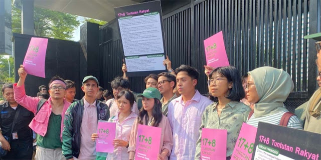 Influencer Geruduk DPR Serahkan Dokumen 18+7