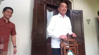 Jokowi Tanggapi Santai Ijazah Gibran Digugat, Bawa-bawa Nama Jan Ethes