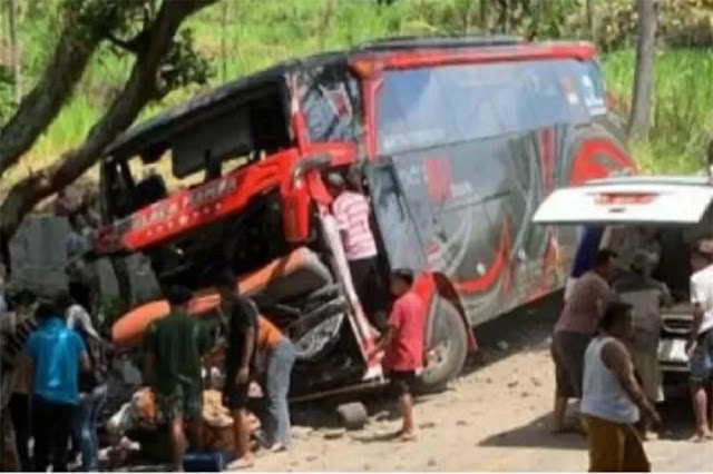 Bus Wisatawan Gunung Bromo Tabrak Rumah, 8 Orang Tewas