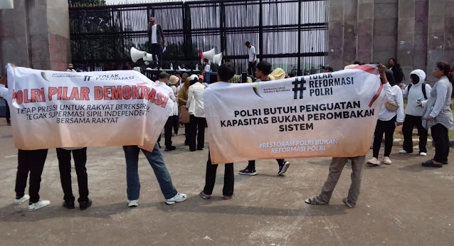 Massa IPPR Geruduk DPR, Tolak Wacana Reformasi Polri