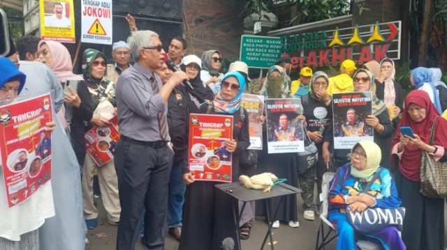 Bawa Seekor Ayam Hidup, Massa Geruduk Kejagung Teriakkan Rakyat Muak Silfester Belum Ditangkap!
