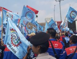 Massa Buruh Geruduk Gedung DPR RI