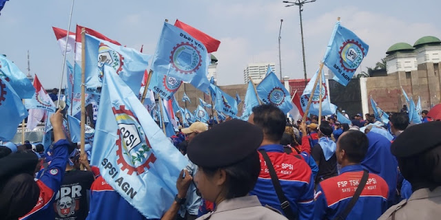 Massa Buruh Geruduk Gedung DPR RI