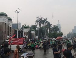 Ribuan Buruh Kepung Gedung DPR RI Bawa Tiga Tuntutan