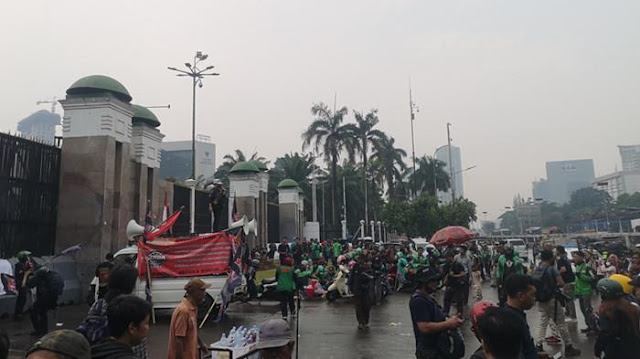 Ribuan Buruh Kepung Gedung DPR RI Bawa Tiga Tuntutan